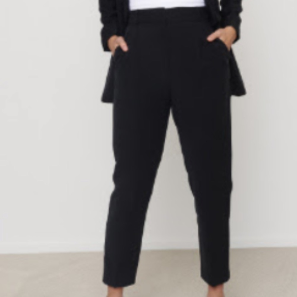 Gigi carrot pants NWOT